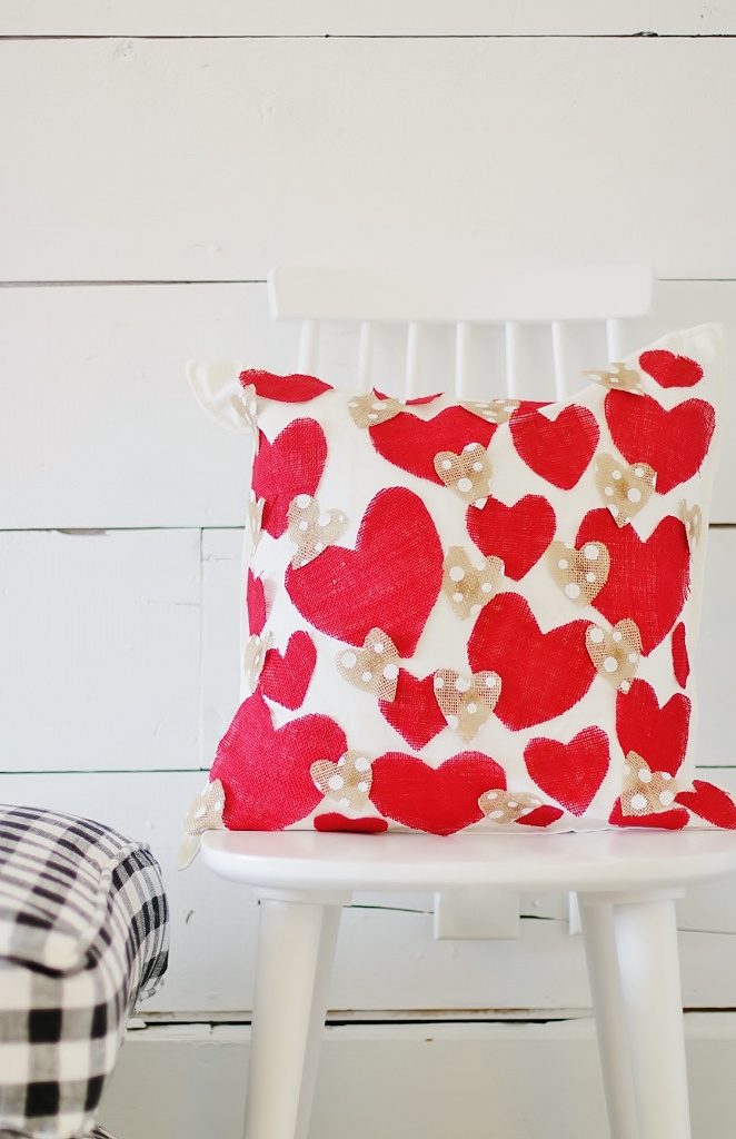 Burlap Valentine heart pillow DIY.