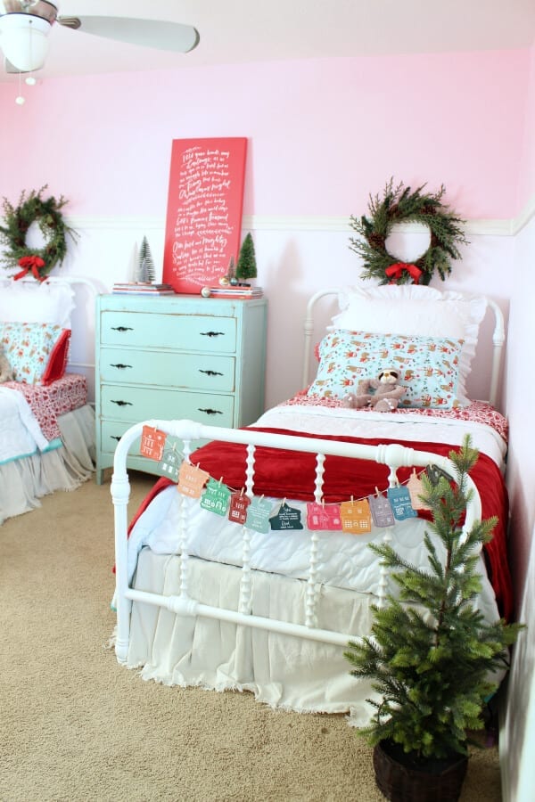 Cjristmas in my daughter's bedroom...colorful ideas!