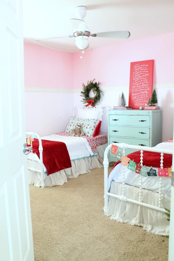 Come take a tour of my daughter's bedroom decorated for Christmas!