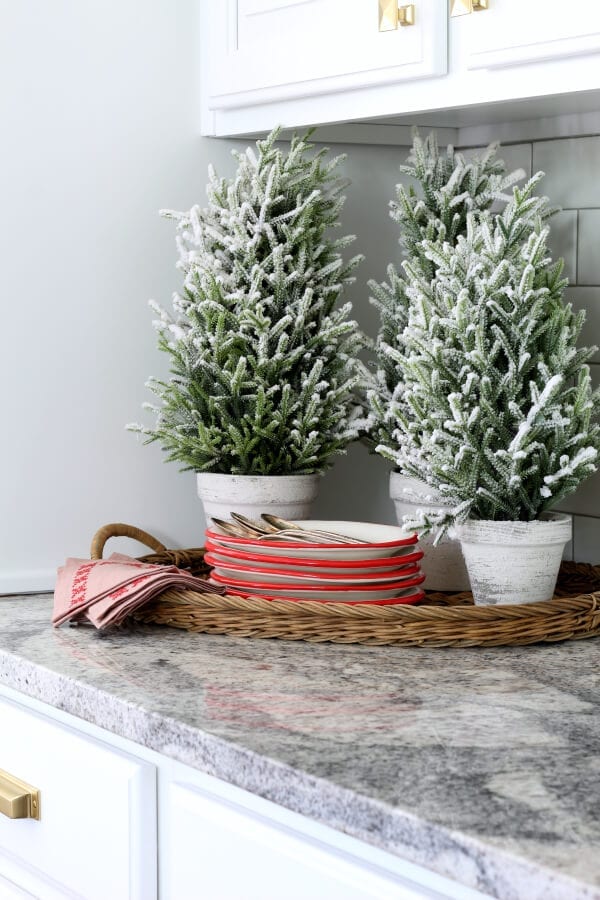 A simple Christmas vignette that mixes old and new!