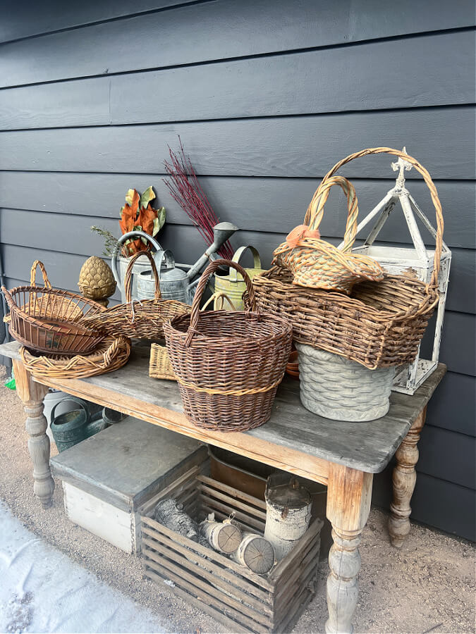 potting table with baskets