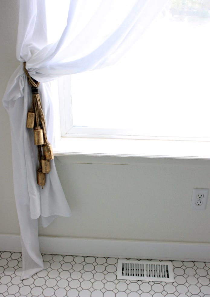 A look at a differnt type of way to tie curtains back.