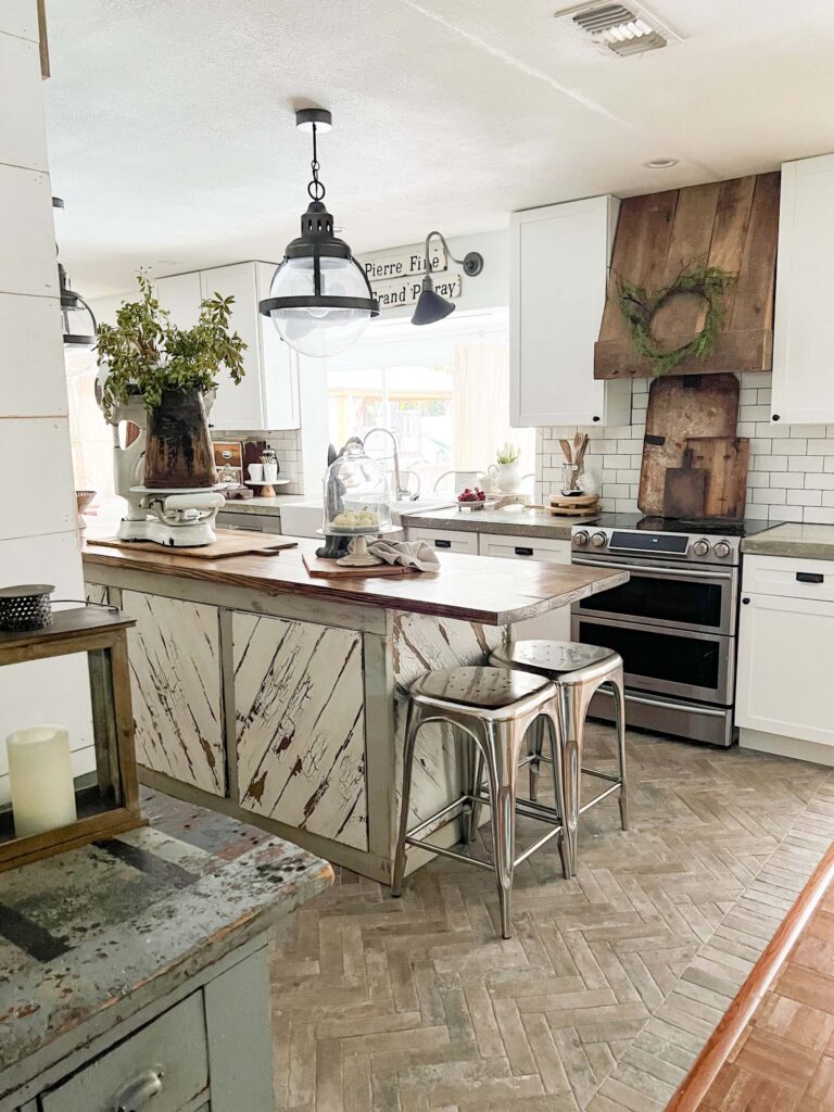 It is tricky to decorate kitchen countertops in inviting ways without feeling cluttered. Follow these simple tips for to make kitchen counter and kitchen island decorating a breeze! Robyn's French Nest