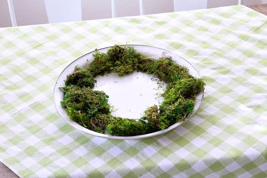 Usa a tray and some moss as the base of your centerpiece.