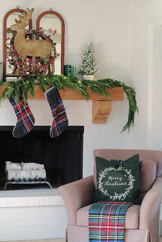How to decorate a rustic Christmas mantel plus even more inspiration!
