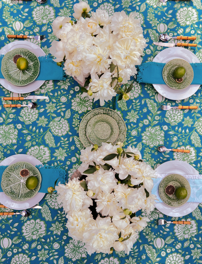 Elegant troicatropicalp tablescape with turquoise and greens