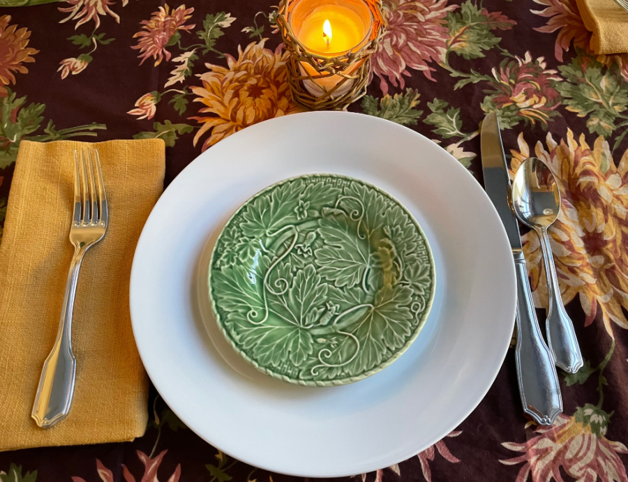 green plate on white plate