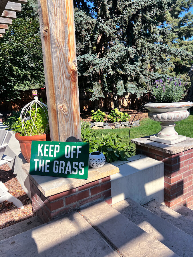 keep off grass sign