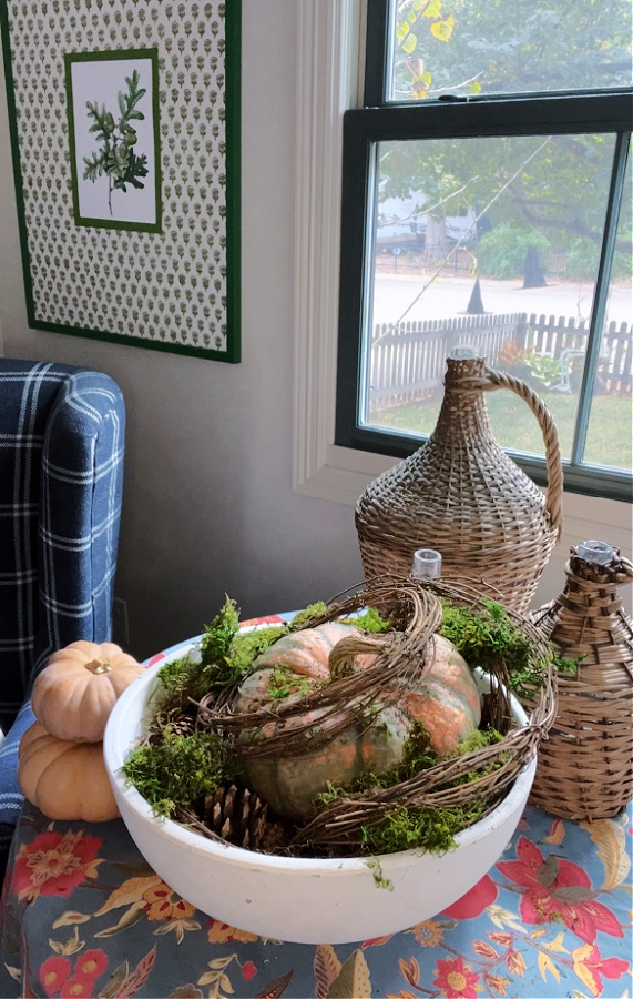 moss tucked into this easy and organic fall centerpiece