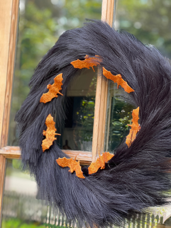 Black pampas grass wreath for aesthetic Halloween decor