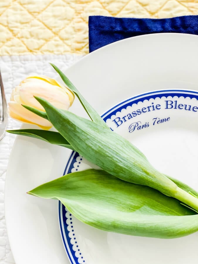 Tulips on plates add a simple but thoguhtfl touch to each place setting.