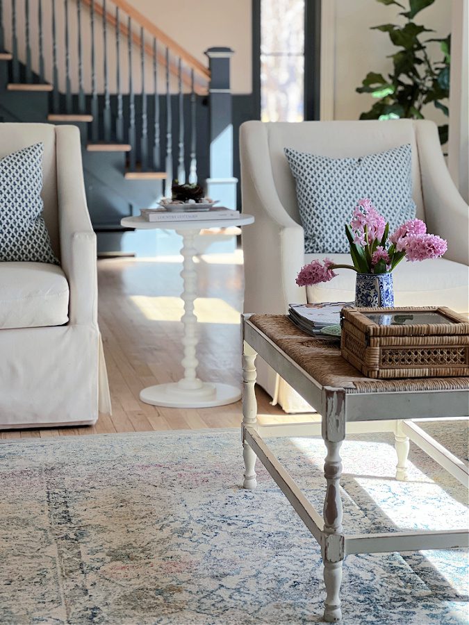 White spindle table between chairs.