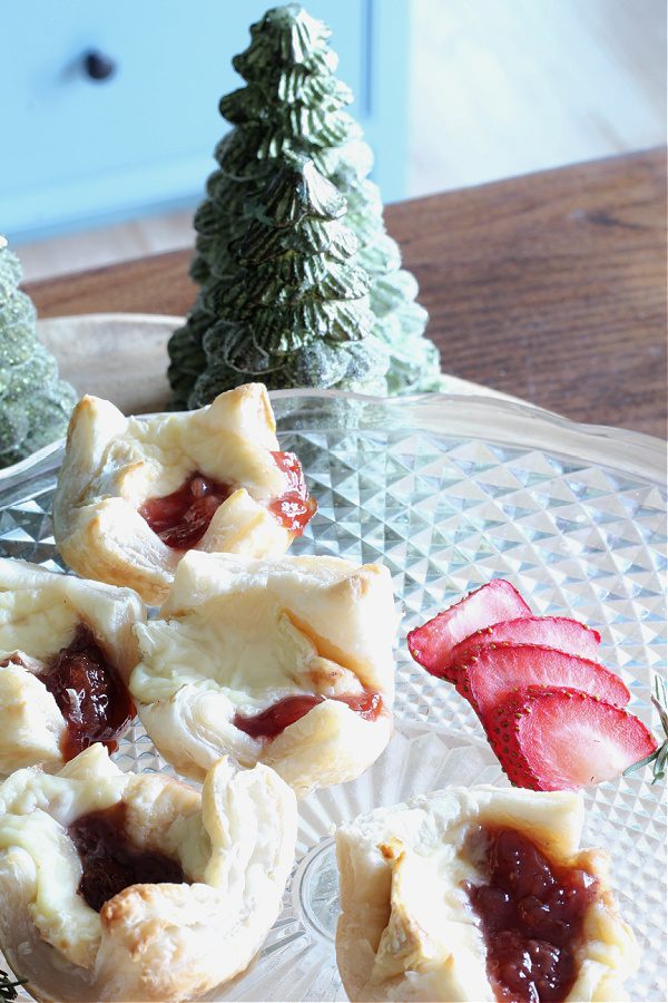 Easy Strawberry Puff Pastry Brie Bites