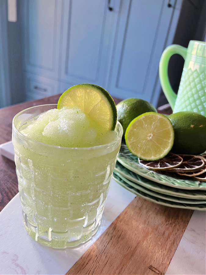 Garnish your frozen mojito