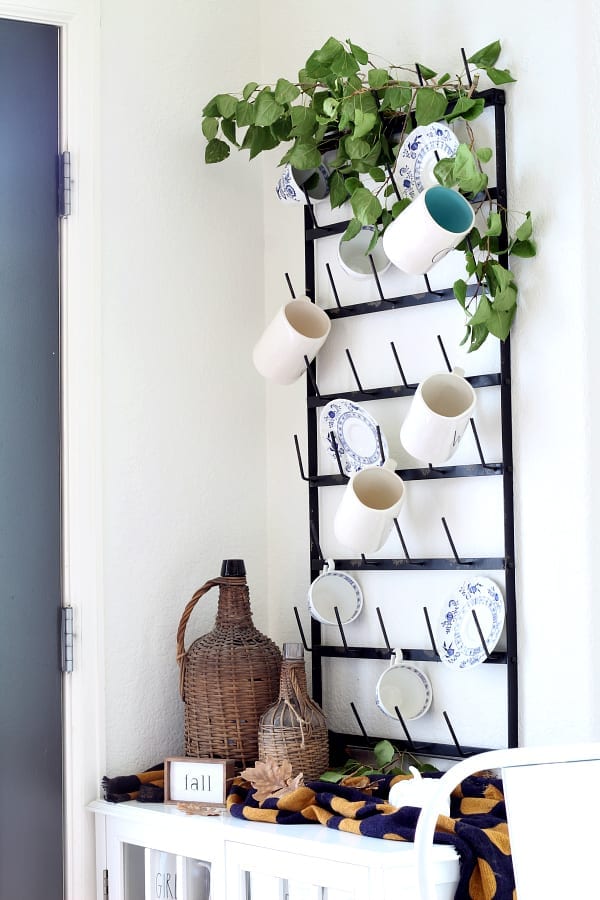 This kitchen mug rack is ready for Fall.