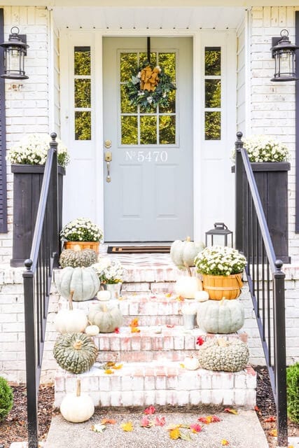 Welcome Home Sunday: Decorating your porch with heirloom pumpkins and mums - Autumn Inspired Decor Ideas 