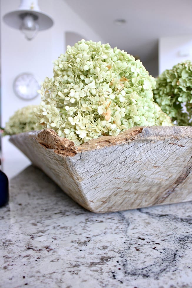 Dried hydrangeas in decor! Learn my secret tip to drying hydrangeas perfectly!