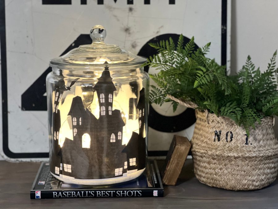 Isn't this haunted house Halloween decor so cute!