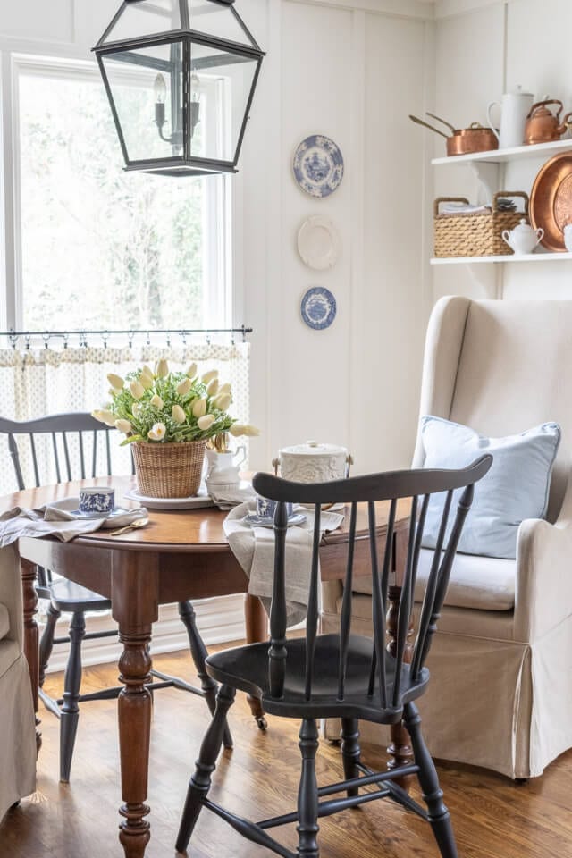 Welcome Home Saturday: Easy SPring table in the kitchen nook