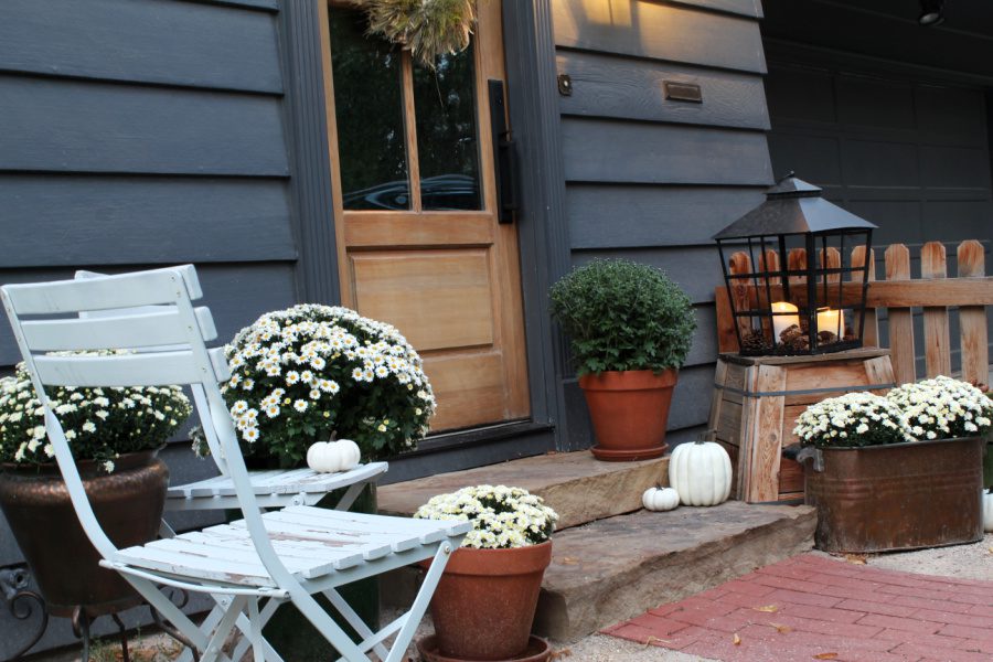 How to decorate your front steps for Fall on a budget!