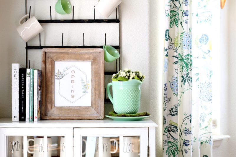 This Spring printable is free and perfect for the modern farmhouse.