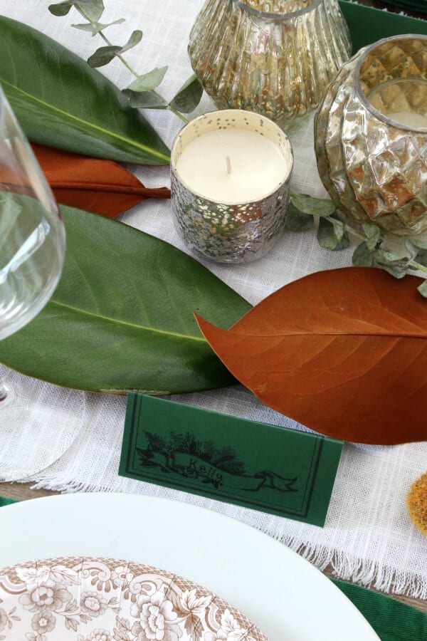 These free place cards add that personal touch to your holiday table that you have been looking for.