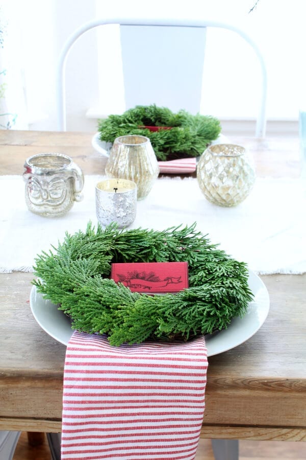 Pretty place cards for a casual Christmas table!