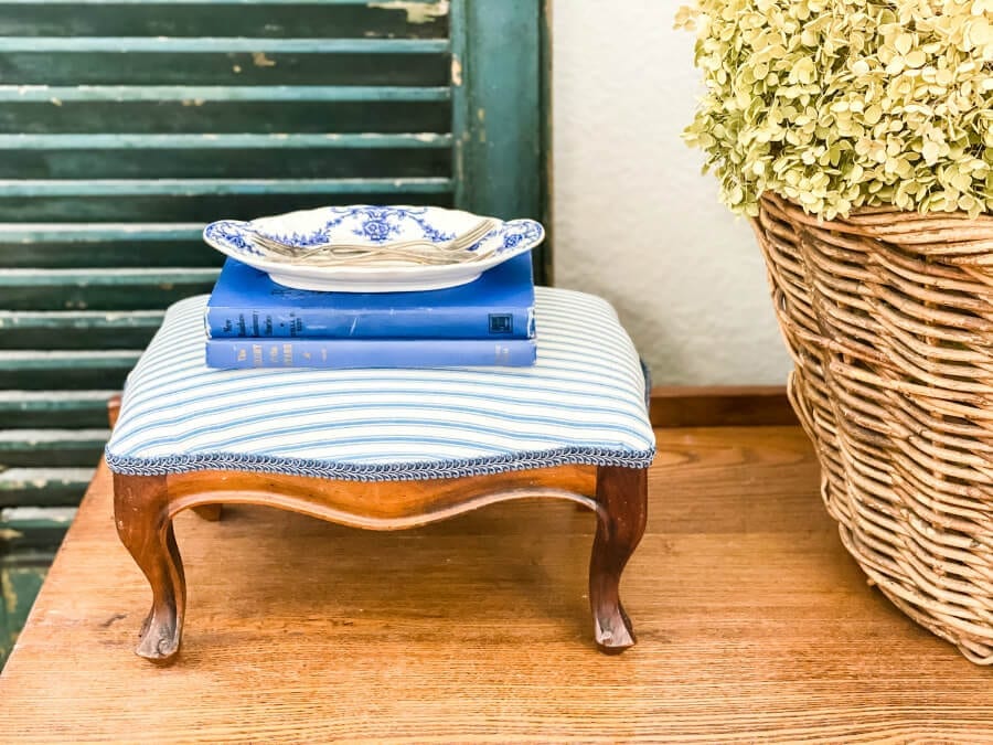 How to easily recover an ol old footstool with no sewing involved!