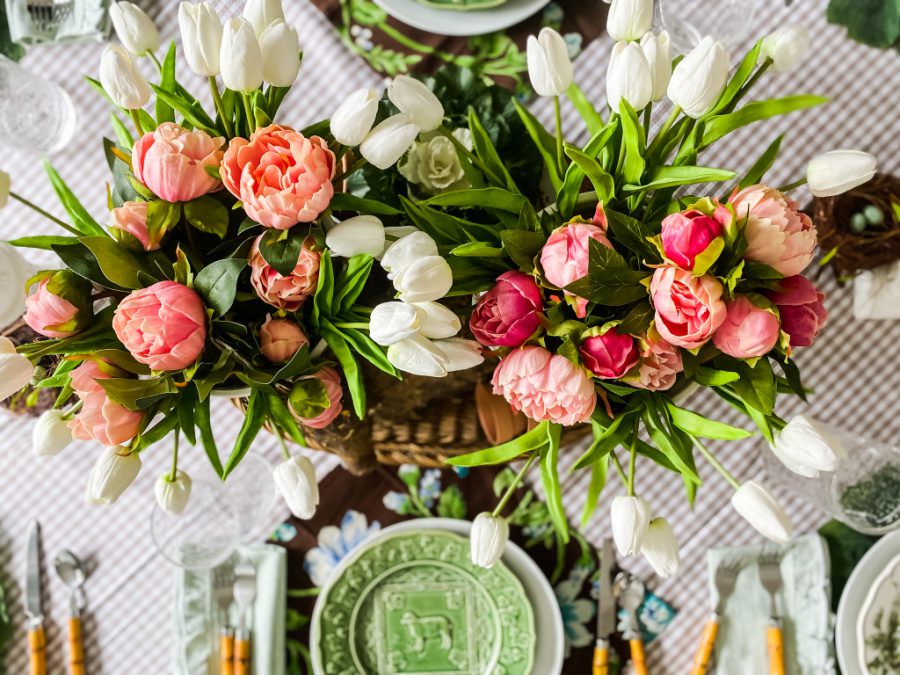How to set a pretty Easter table with pinks and greens! Mix patterns and get creative and festive ideas for your Easter table.