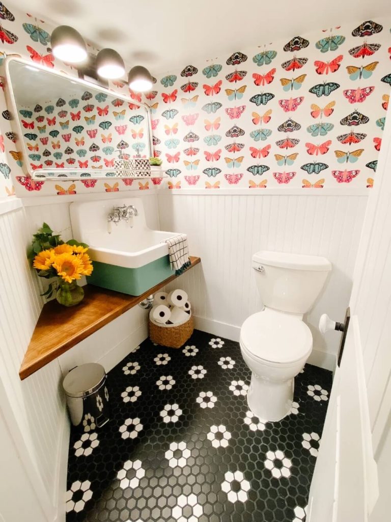 Welcome Home Saturday: 10 Way to Make a Tiny Half Bath Feel Bigger