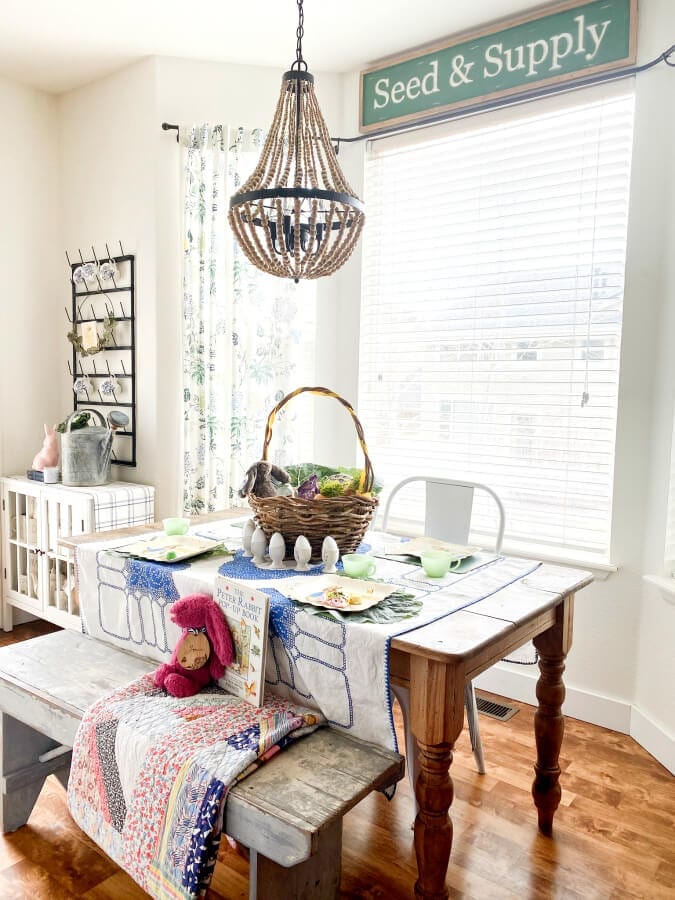 A kid friendly Easter table that is beautiful and fun!