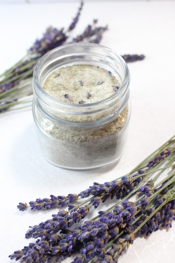 Lavender sugar with flowers
