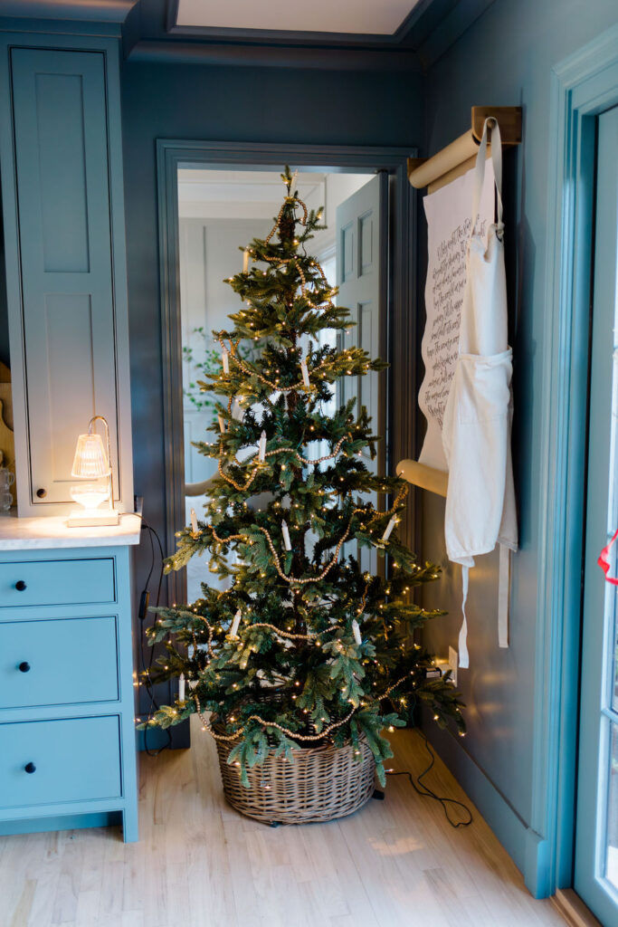 CHRISTMAS KITCHEN DECOR IN BLUE AND GOLD