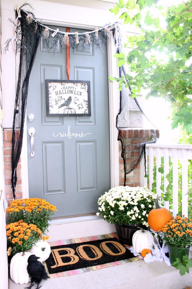 Last minute Halloween decor for your front steps.