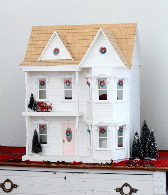 The dollhouse is ready for Christmas!