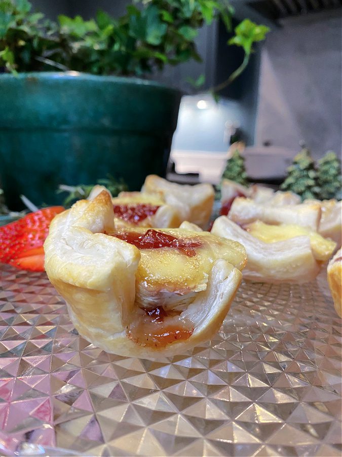 Easy strawberry puff pastry brie bites