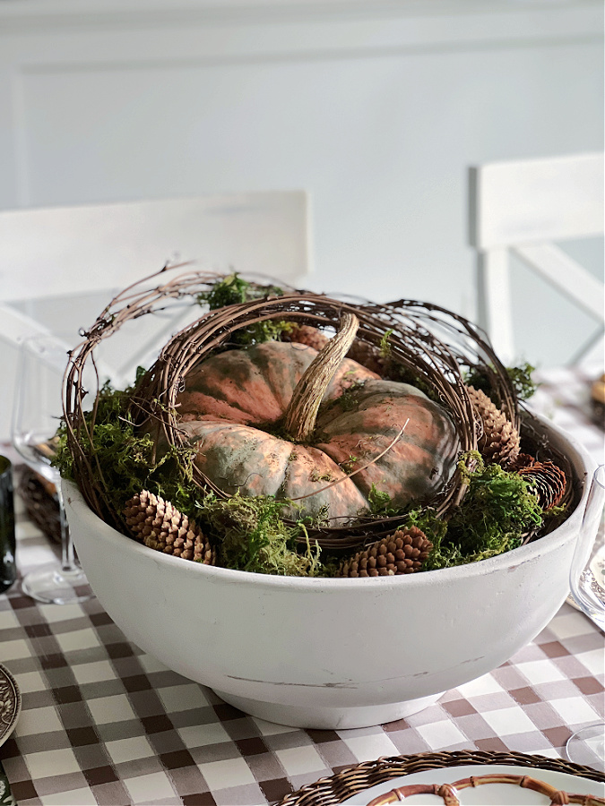 an easy pumpkin centerpiece perfect for Fall