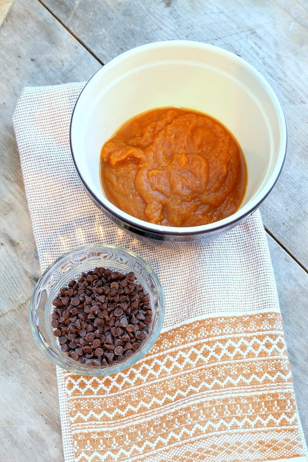 Pumpkin pie ix and chocolate chips make these mini pies so yummy!