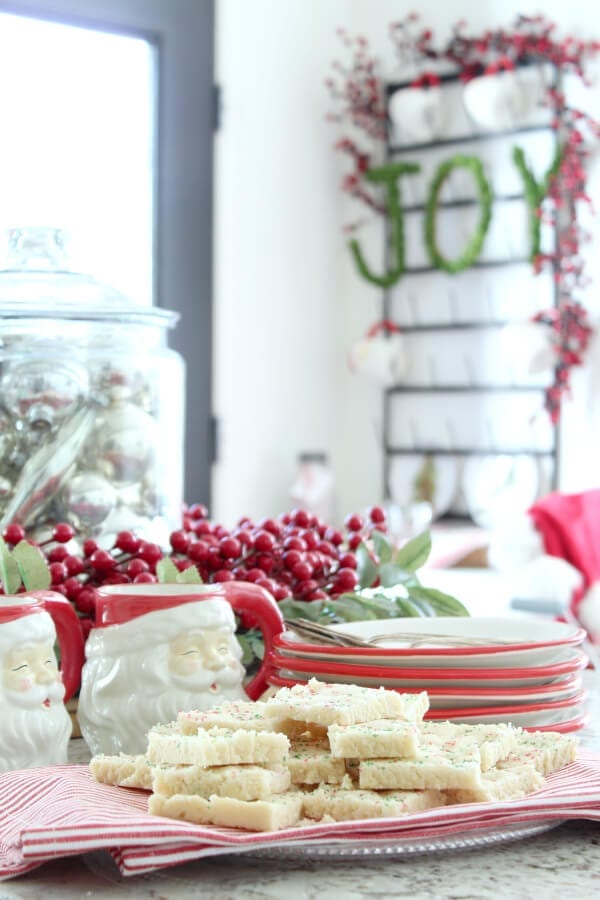 Check out these quick and easy Christmas shortbread cookies!