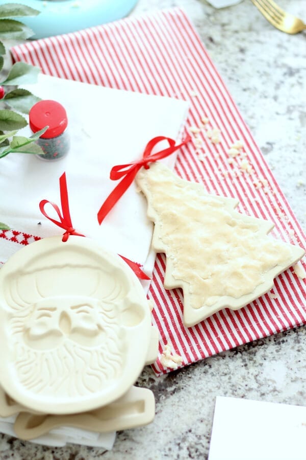 Quick and easy Christmas shortbread cookies with ceramic molds.