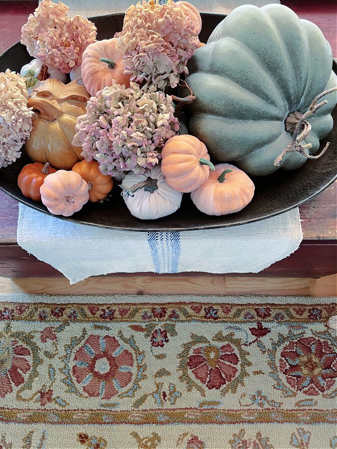 pumpkins, dried flowers, on tray