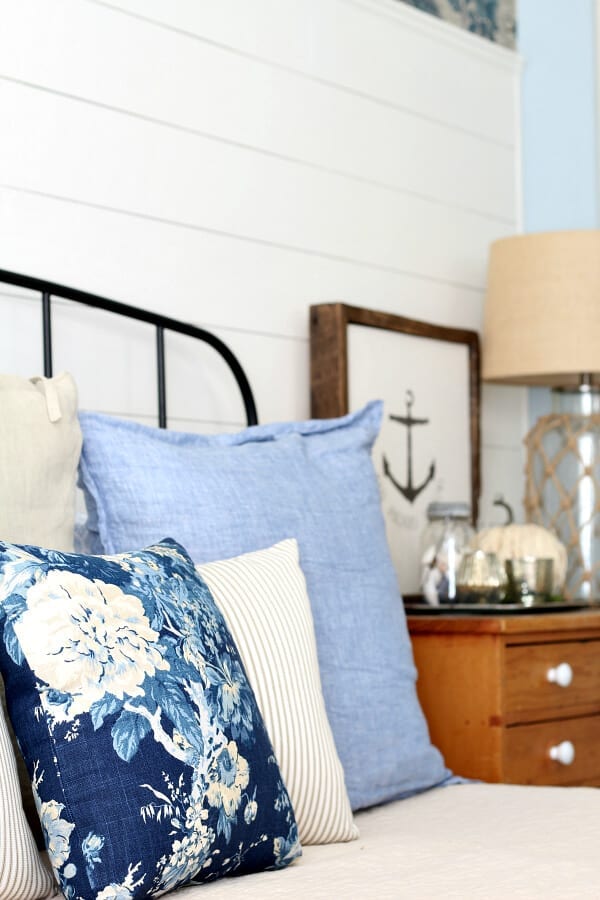 Fall looks in the bedroom start with the pillows!