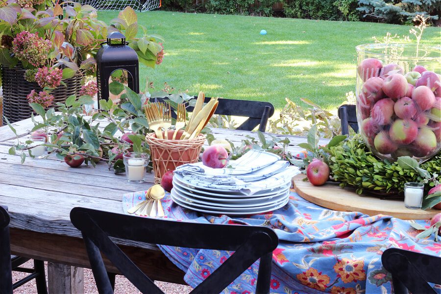 A casual outdoor Friendsgiving tablescape.