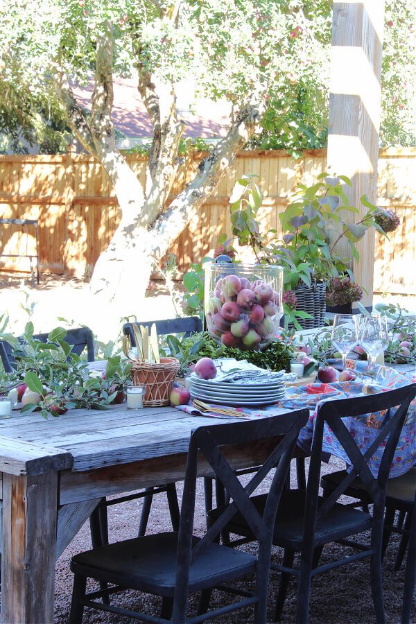 A simple outdoor Friendsgiving tablescape.