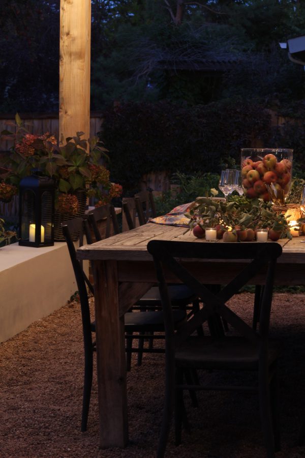 candles, apples and outdoor seating: the perfect Friendsgiving tbalescape