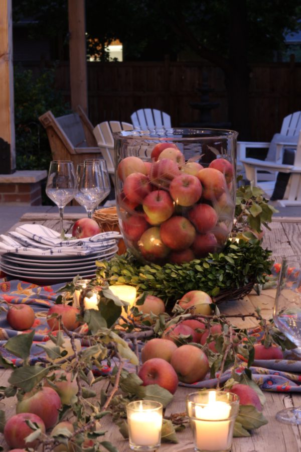 A simple apple centerpiece is perfect for an outdoor Friendsgiving centerpiece.