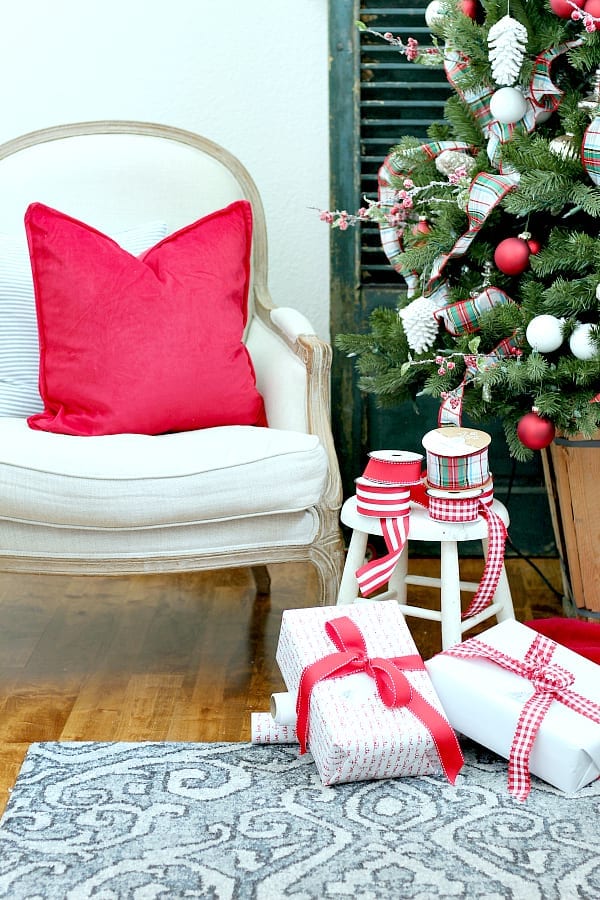 My favorite simple and pretty Christmas wrapping tricks!