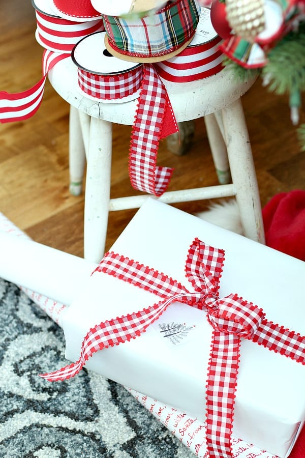 Pretty and simple Christmas wrapping ideas.