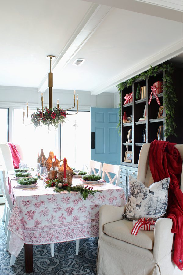 Enjoy this red, white and green gorgeous Christmas table!