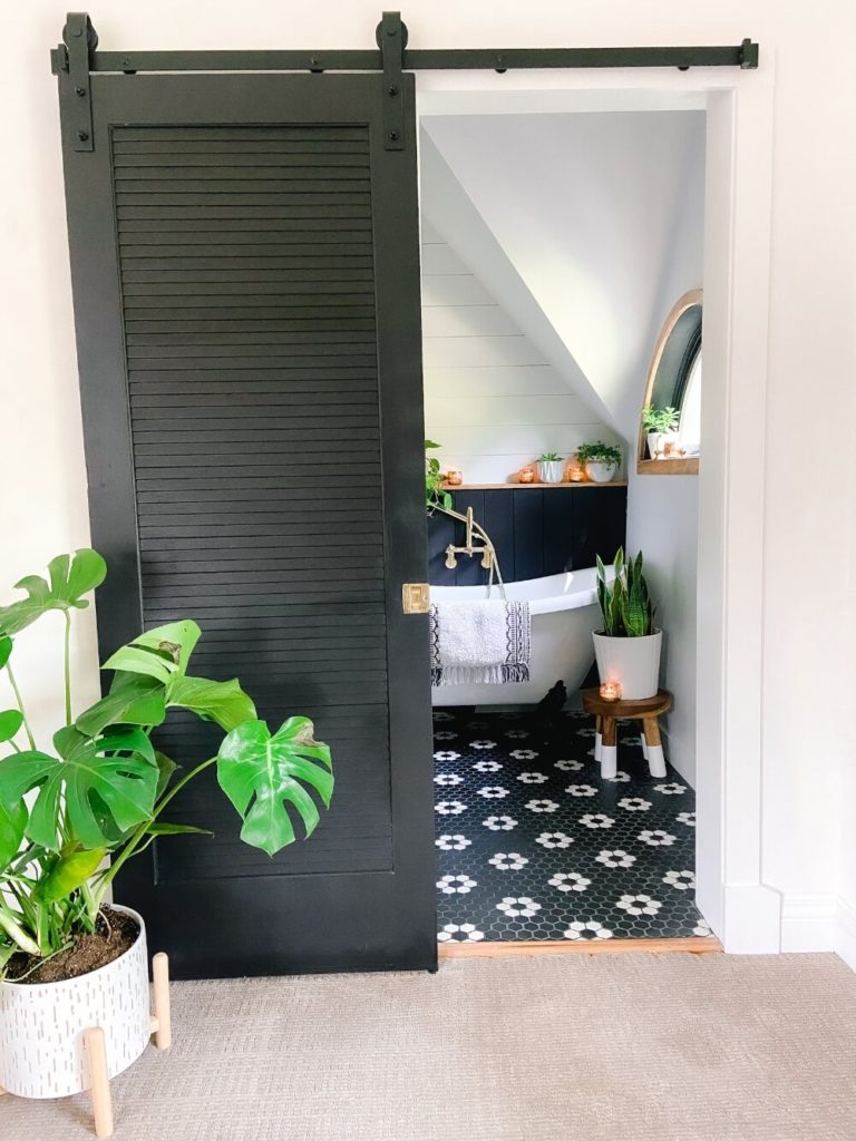 Welcome Home Saturday: Small bathroom with BIG organization!